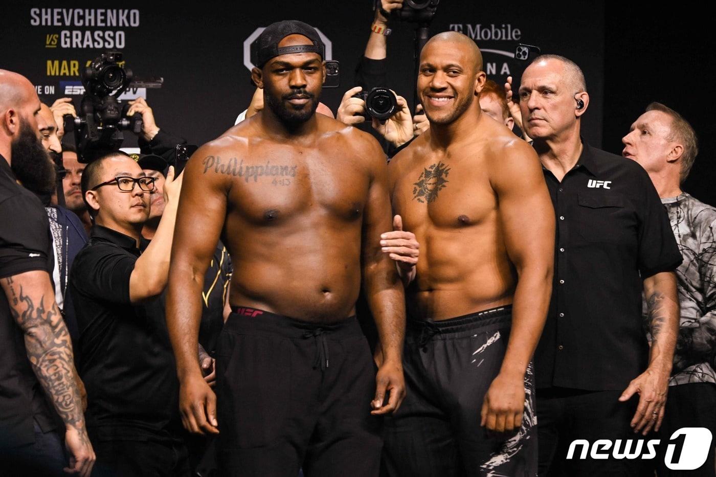 UFC 285 메인이벤트에서 맞붙는 존 존스(왼쪽)와 시릴 간. ⓒ AFP=뉴스1
