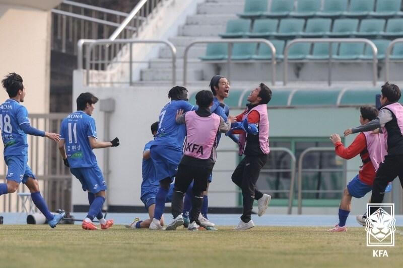 본문 이미지 - K3리그의 김해시청을 꺾고 FA컵 2회전에 진출한 평창유나이티드.(대한축구협회 제공)