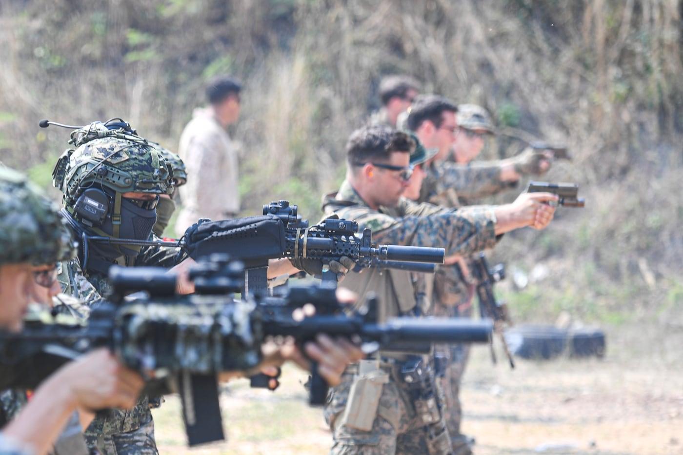 본문 이미지 - 우리나라와 미국 해병대 수색대원들이 4일 태국 로타윈 일대에서 열린 연합훈련 중 개인화기 사격을 하고 있다.(해병대사령부 제공)