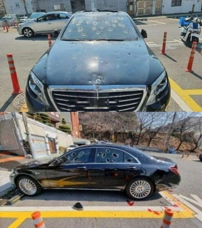 본문 이미지 - 지난달 거주자 우선 지정 주차구역에 불법주차했다가 파손된 벤츠로 올려진 차량의 사진. (온라인 커뮤니티 갈무리)