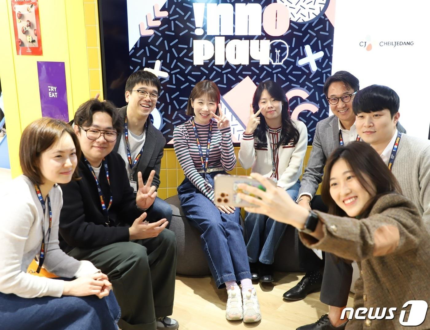 본문 이미지 - CJ제일제당이 서울 강남구 대치동에 개관한 &#39;INNO Play&#39; 커뮤니티 라운지에서 박민석 식품 COO&#40;오른쪽에서 세 번째&#41;, 이선호 식품성장추진실장&#40;왼쪽에서 세 번째&#41;과 사내벤처 직원들이 기념 촬영을 하고 있다&#40;CJ제일제당 제공&#41;