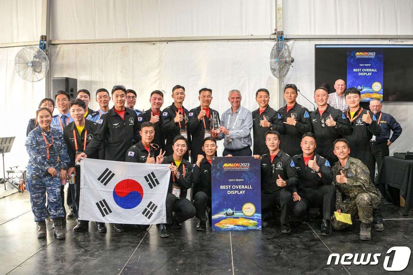 공군 특수비행팀 '블랙이글스'가 4일(현지시간) '2023 호주 애벌론 국제에어쇼'에서 최초로 종합 최우수상을 수상했다. 조종사들이 에어쇼 주최자인 저스틴 기딩스 AMDA CEO와 기념 촬영하고 있다. (공군 제공) 2023.3.5/뉴스1