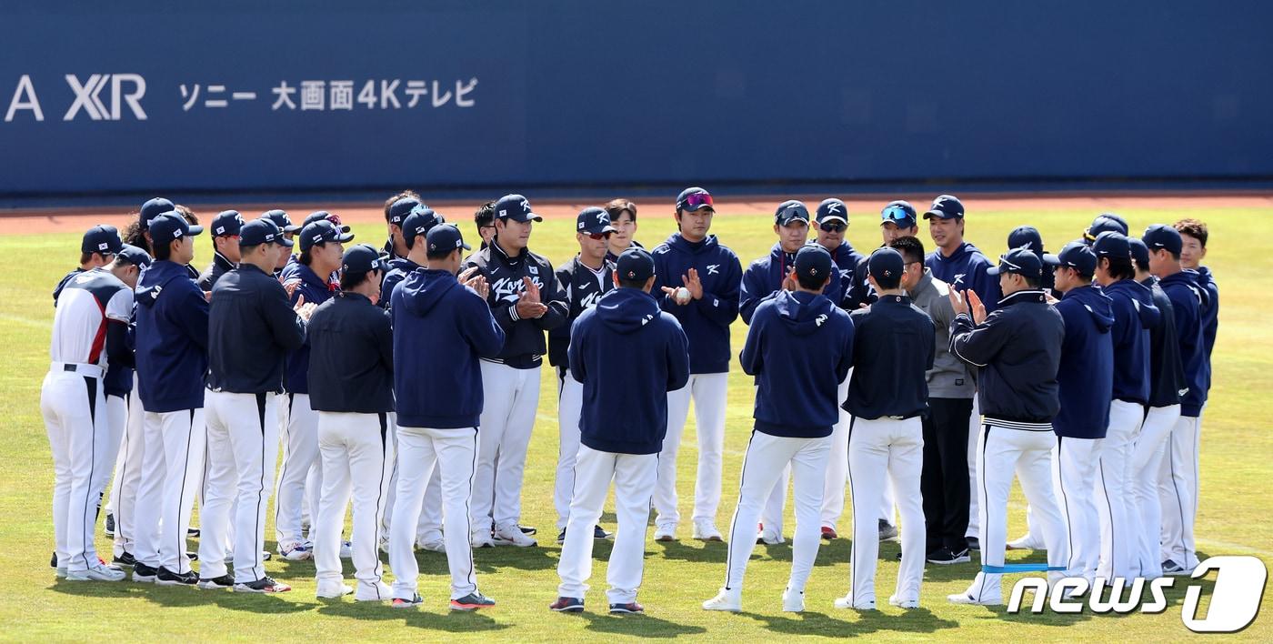 2023 월드베이스볼클래식(WBC)에 출전하는 야구 국가대표팀 선수들이 5일 오후 일본 오사카마이시마 버팔로스 스타디움에서 훈련 전 미팅을 하고 있다. 대표팀은 6일 일본 오사카 교세라돔에서 일본 프로야구 오릭스 버펄로스, 7일 같은 장소에서 한신 타이거스와 공식 연습경기를 치른 후 9일 일본 도쿄돔에서 호주와 본선 1라운드 첫 경기를 치른다. 2023.3.5/뉴스1 ⓒ News1 김진환 기자