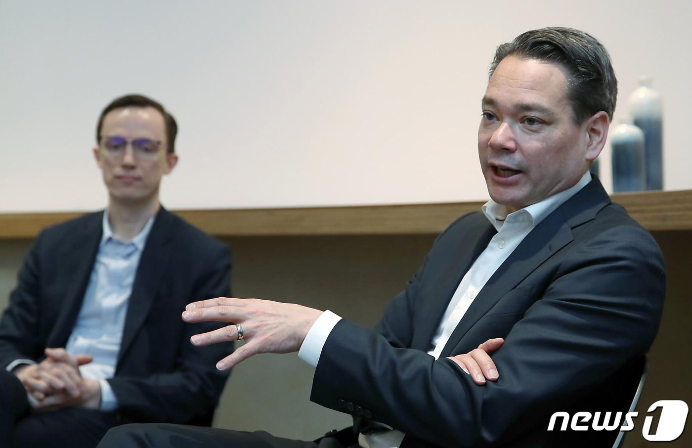 지난 1일&#40;현지시간&#41; 스페인 바르셀로나에서 열린 &#39;모바일월드콩그레서&#39;&#40;MWC&#41; 현장에서 한네스 엑스트롬 에릭슨엘지 CEO&#40;오른쪽&#41;와 장 크리스토프 라네리 에릭슨 인지 네트워크 솔루션 부문 책임&#40;부사장&#41;이 &#39;뉴스1&#39;과 인터뷰를 진행하고 있다. 2023.3.1/뉴스1 ⓒ News1 박정호 기자