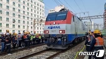 본문 이미지 - 원희룡 국토교통부 장관이 철도사고 위험구간인 서울 영등포역 인근 선로를 방문해 현장을 살피고 있다. /신현우 기자