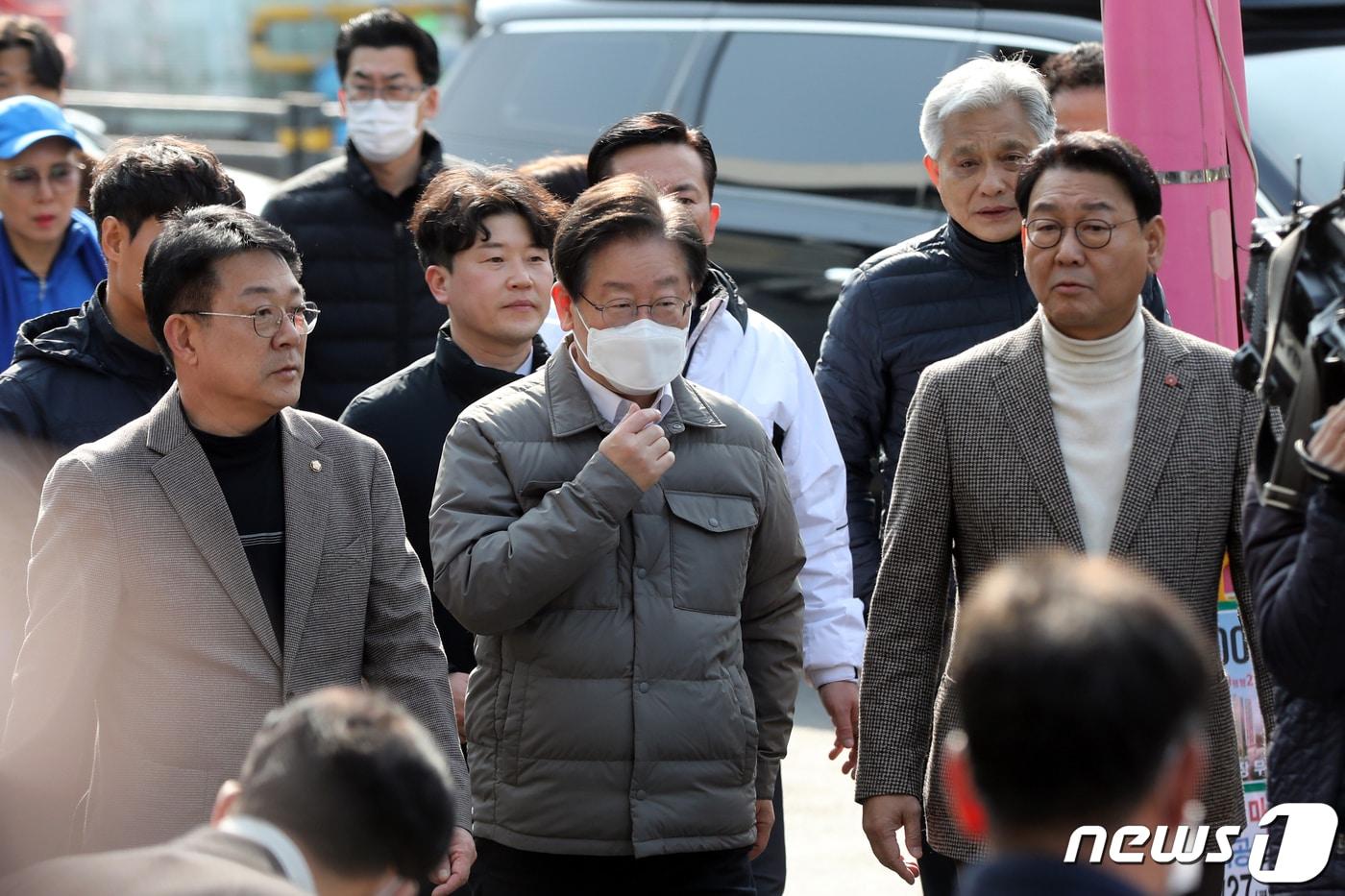 이재명 더불어민주당 대표가 5일 오후 인천 동구 현대시장 화재현장을 찾아 피해 상황을 살펴보기 위해 이동하고 있다. ⓒ News1 황기선 기자