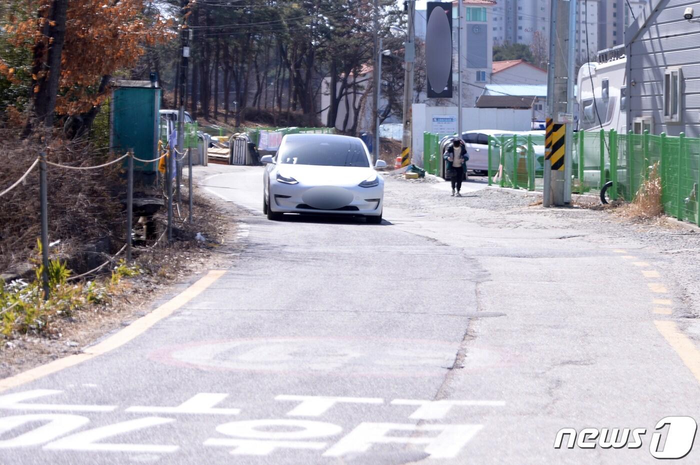 지난 3일 오후 광주 광산구 수완동 한 마을의 어린이보호구역이 차도와 인도가 구분되지 않아 한 초등학생이 위태로운 통행을 하고 있다. 2023.3.3/뉴스1 ⓒ News1 이승현기자
