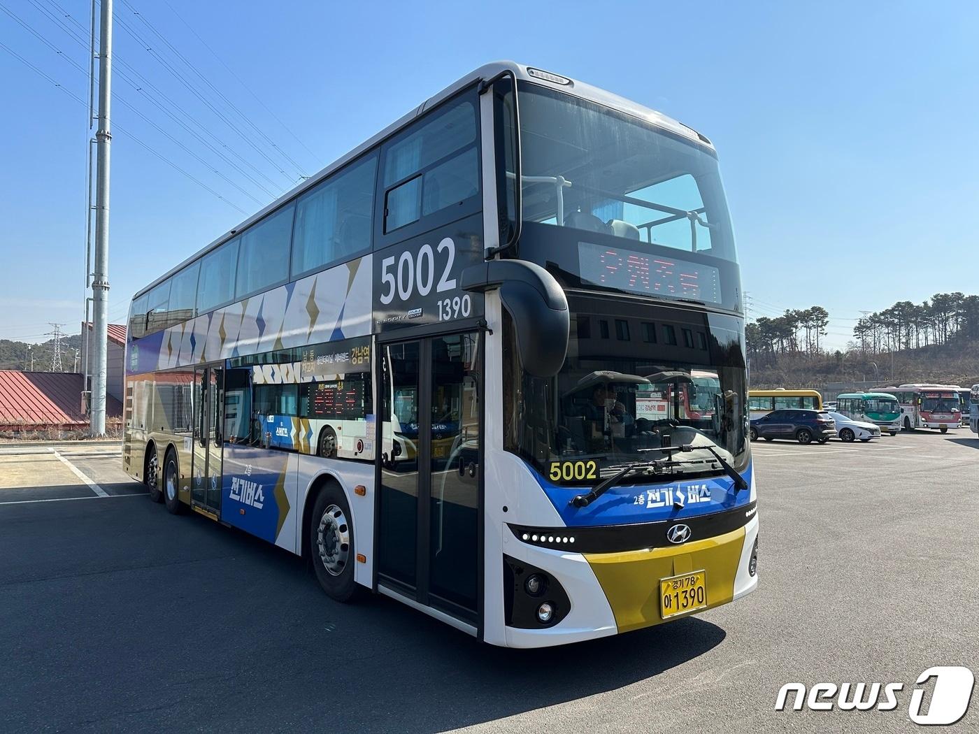 본문 이미지 - 용인시가 빠른 출퇴근을 위해 2층 전기버스를 비롯한 광역버스를 대폭 늘린다.(용인시 제공)