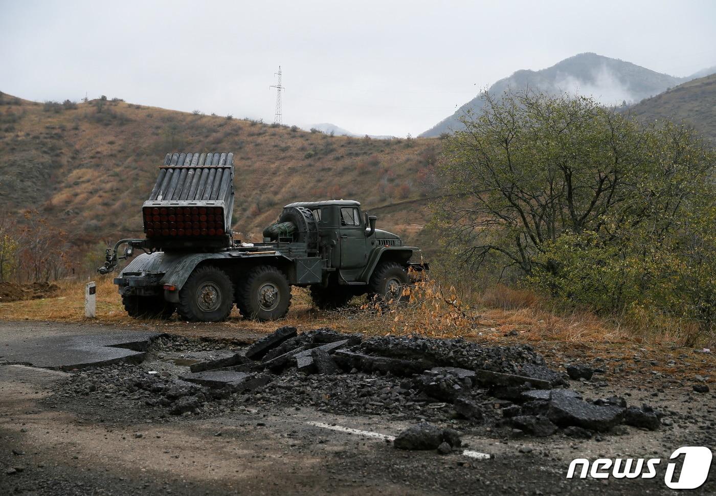 본문 이미지 - 아제르바이잔과 아르메니아 영토 분쟁 지역인 나고르노카라바흐 내 라친 인근에 배치된 아르메니아군 로켓 발사대 2020.11.13 ⓒ 로이터=뉴스1 ⓒ News1 정윤미 기자