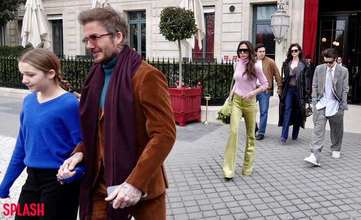 본문 이미지 - 맨 앞 왼쪽에서부터 하퍼 베컴, 데이비드 베컴, 빅토리아 베컴, 브루클린 베컴, 니콜라 펠츠, 크루즈 베컴/ Splash News ⓒ 뉴스1