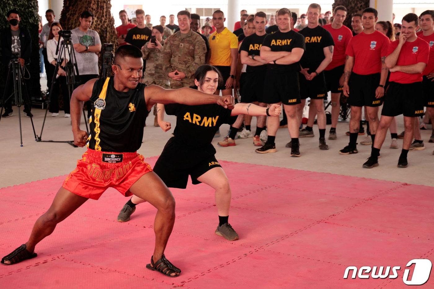 5일(현지시간) 태국 무에타이의 전설 쁘아까오 포 프라묵 선수가 미군을 대상으로 무에타이 교육을 진행했다. 이날 무에타이 교육은 미국과 태국군이 주도하는 다국적 연합훈련 '코브라골드'의 일환으로 진행됐다. ⓒ 로이터=뉴스1 ⓒ News1 박재하 기자