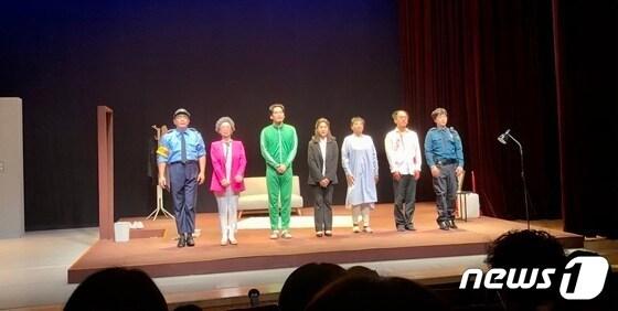 본문 이미지 - 올해 40회를 맞는 대구연극제가 오는 30일부터 4월3일까지 대구연극협회 정회원 5개 극단이 참여한 가운데 대구문화예술회관 비슬홀과 달서아트센터 청룡홀에서 열린다. 사진은 제38회 대구연극제 대상 수상작인 극단 처용의 '탈랄라하우스'. (사진은 기사 내용과 무관함) / 뉴스1 ⓒ News1 남승렬 기자