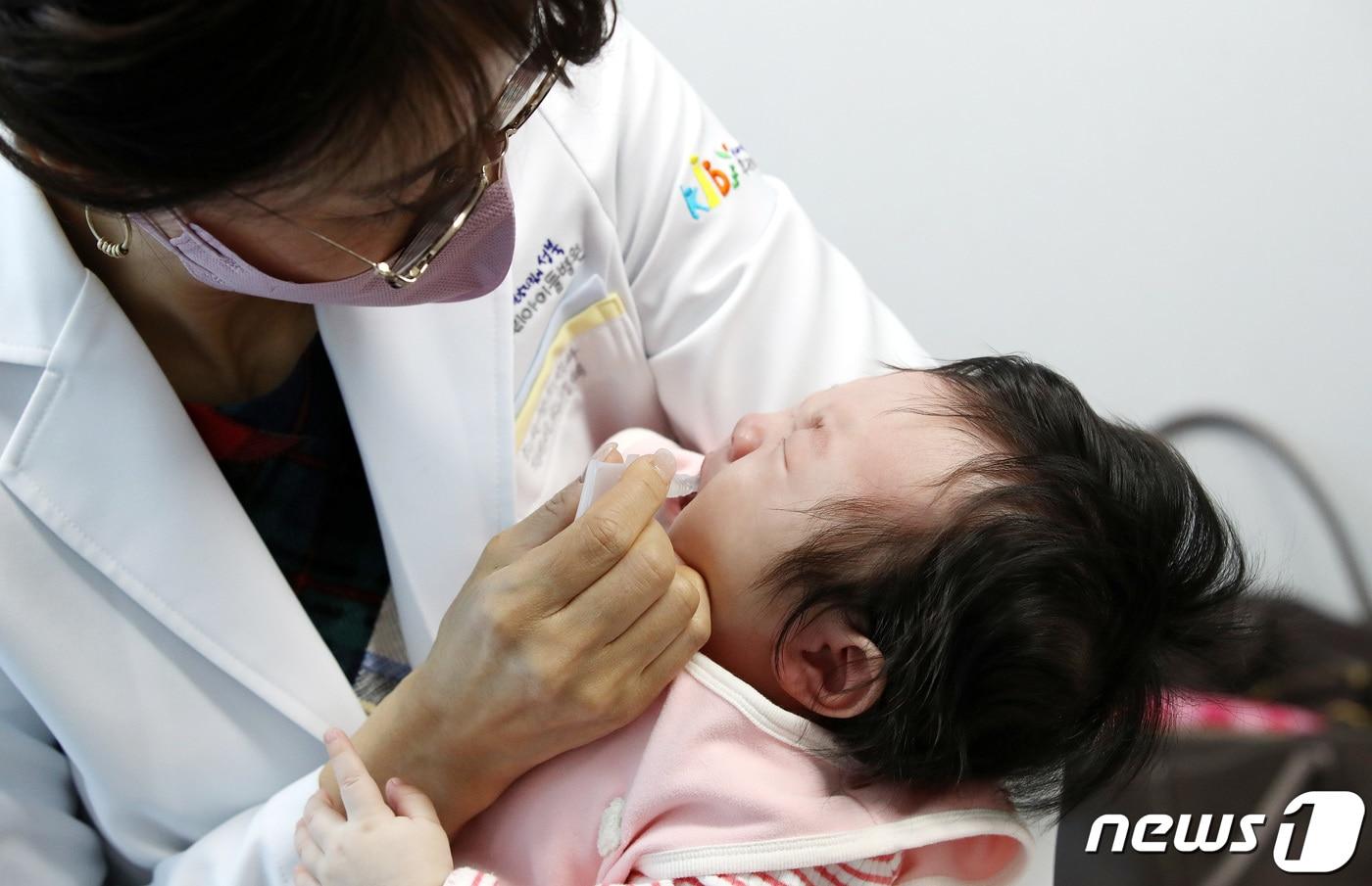 본문 이미지 - 서울의 한 어린이병원에서 영아가 예방접종을 하고 있는 모습. (사진은 기사 내용과 관계 없음.) ⓒ News1 박지혜 기자