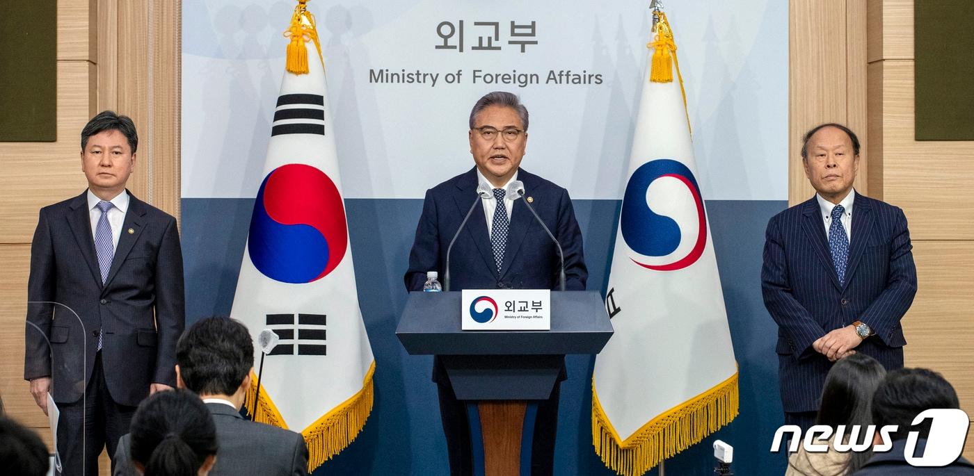 본문 이미지 - 박진 외교부 장관(가운데)이 6일 오전 청사에서 일제 강제징용 피해배상 해법에 관한 정부 입장을 발표하고 있다. (공동취재) 2023.03.06/뉴스1 ⓒ News1 김명섭 기자