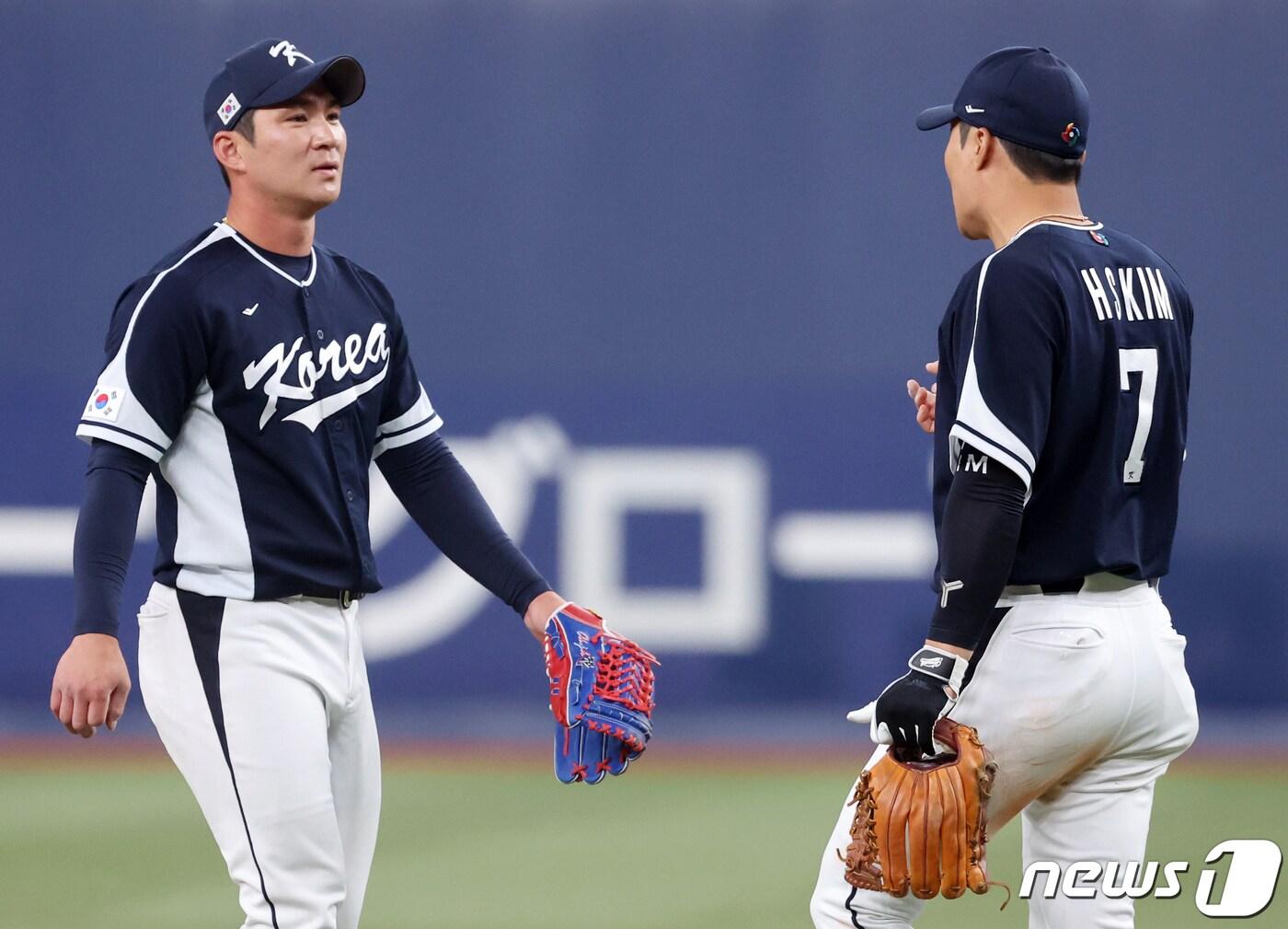 본문 이미지 - 6일 오후 일본 오사카 교세라 돔에서 열린 대한민국 WBC 대표팀과 일본 프로야구 오릭스 버팔로스와의 경기, 대표팀 오지환과 김하성(오른쪽)이 2회말 대화를 나누고 있다. ⓒ News1 김진환 기자