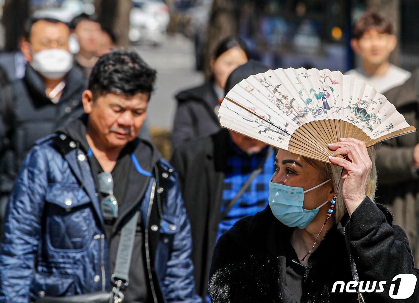 본문 이미지 - 30일 대전·충남은 대기가 건조한 가운데 낮과 밤의 기온차가 20도 내외로 매우 크다. 거리에서 한 외국인 관광객이 부채로 햇빛을 가리며 지나고 있다./뉴스1 ⓒ News1 김도우 기자