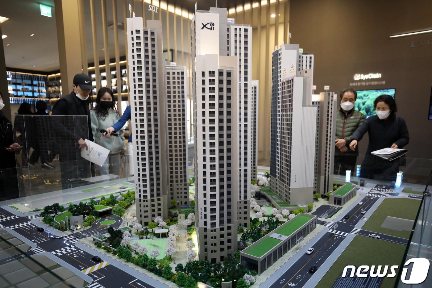 본문 이미지 - 6일 오후 서울 영등포구 양평동에 마련된 GS건설 영등포자이 디그니티 모델하우스를 찾은 시민들이 모형 주택을 살펴보고 있다. 2023.3.6/뉴스1 ⓒ News1 이승배 기자