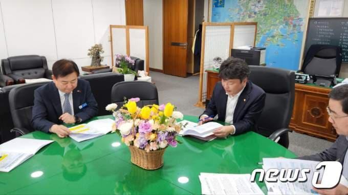 본문 이미지 - 강종만 영광군수가 6일 전남도와 영산강유역환경청을 방문해 '수출주력형 e-모빌리티 공동생산 기업지원사업' 등 현안 사업의 국비 반영을 건의했다.(영광군 제공)2023.3.6./뉴스1