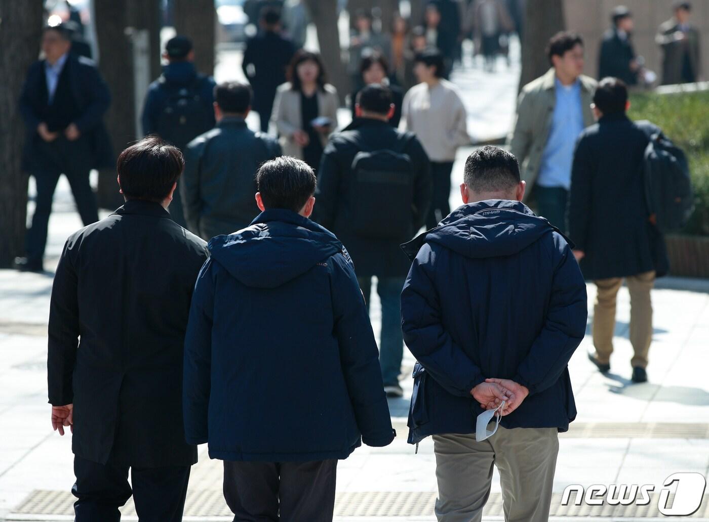 본문 이미지 - 정부가 '근로시간 제도 개편방안'을 발표한 6일 오후 서울 종로구 청계천에서 점심식사를 마친 직장인들이 산책하고 있다. 고용노동부에 따르면 현행 주52시간 제도에서 근로자들의 근로시간 선택권 확대를 위해 '1주 단위'로 된 연장근로시간 관리단위를 노사합의를 통해 '월·분기·반기·연 단위'로 확대한다.  2023.3.6/뉴스1 ⓒ News1 안은나 기자