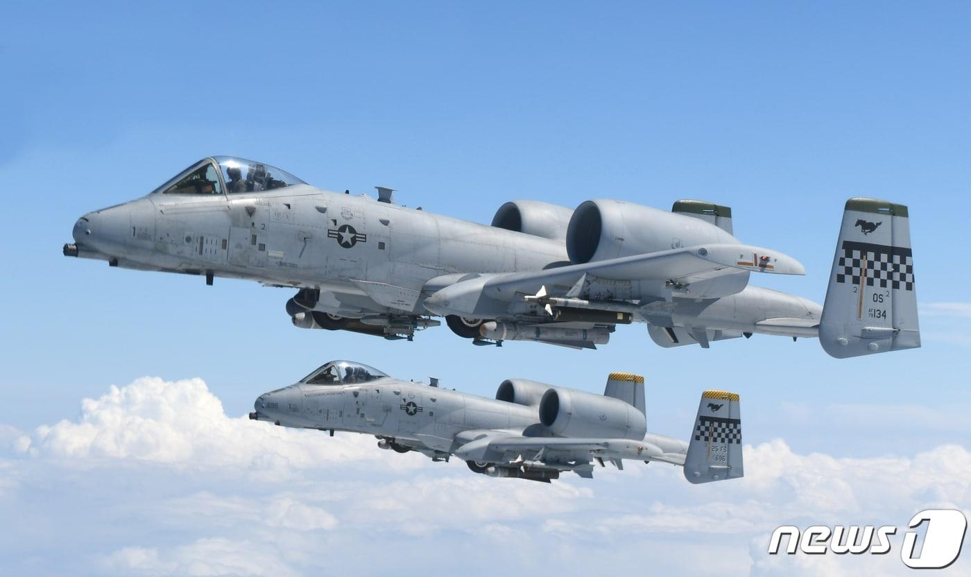 미국 공군은 &#39;탱크 킬러&#39;라는 별칭으로 불리는  A-10 대전자 공격기가 퇴역한다고 12일&#40;현지시간&#41; 발표했다. 사진은 2022년 8월 진행된 쌍매훈련에 참가한 美 공군 A-10 공격기가 임무 공역으로 이동하는 모습.&#40;공군 제공&#41; 2023.3.6/뉴스1