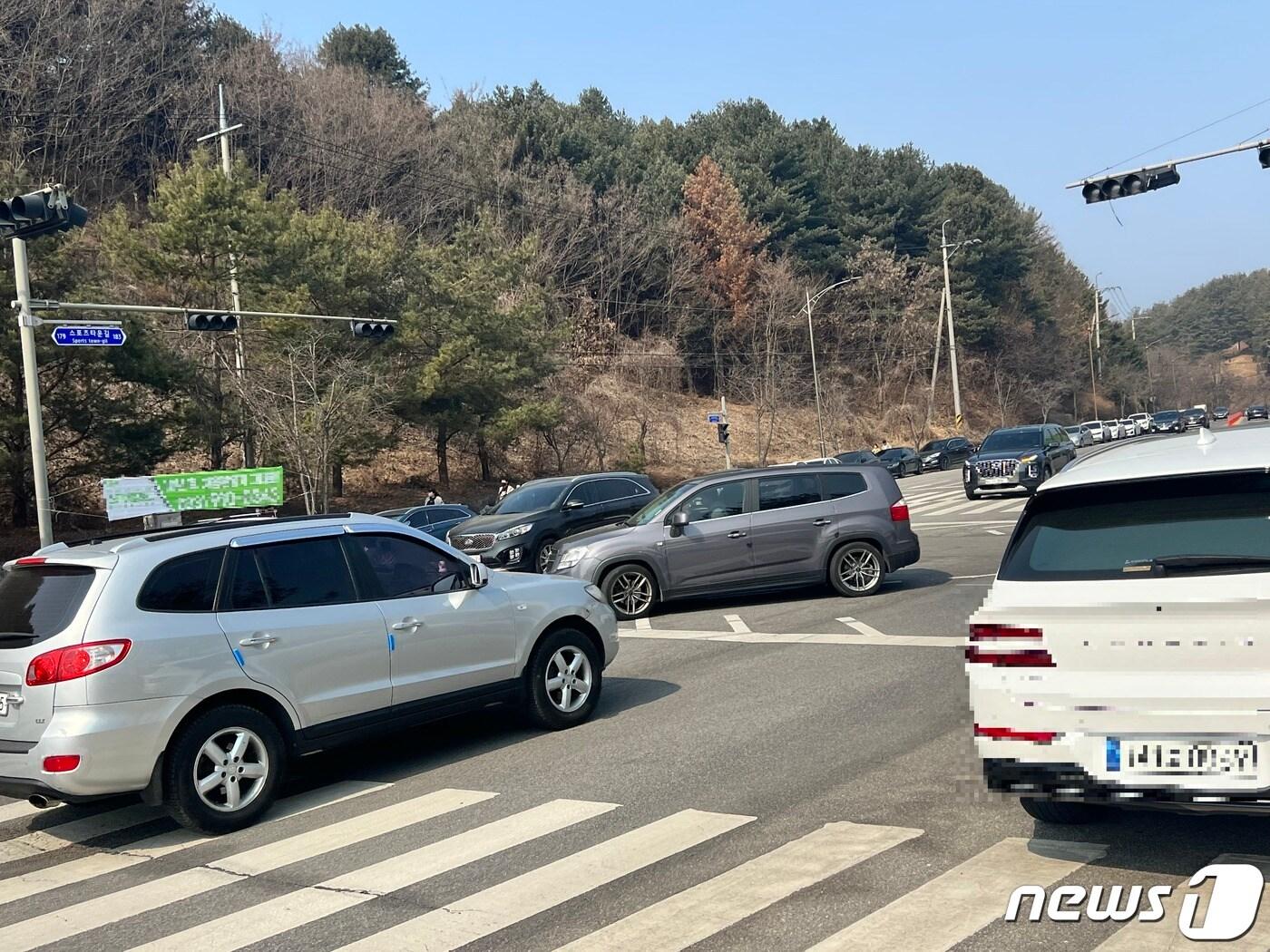 본문 이미지 - 지난 5일 강원 춘천 송암스포츠타운 일대 삼거리 점멸신호등 앞에서 강원FC의 2023 K리그1 2라운드 울산현대와의 홈 개막 첫 경기를 보기 위한 차들로 뒤엉켜 있다.2023.3.6 한귀섭 기자