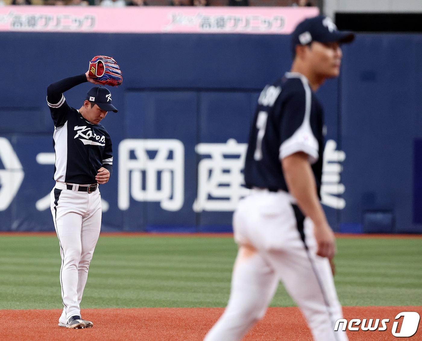 본문 이미지 - 6일 오후 일본 오사카 교세라 돔에서 열린 대한민국 WBC 대표팀과 일본 프로야구 오릭스 버팔로스와의 경기, 대표팀 오지환이 2회말 1사 1,3루에서 오릭스 야먀시의 땅볼 타구를 잡지 못해 실점을 허용 후 아쉬워하고 있다. 2023.3.6/뉴스1 ⓒ News1 김진환 기자