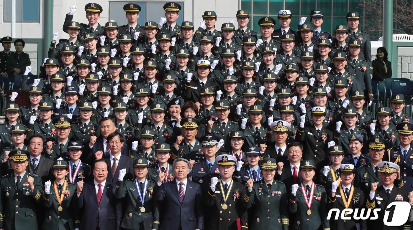 본문 이미지 - 6일 오후 대전 유성구 국군간호사관학교 연병장에서 열린 제63기 졸업 및 임관식에서 이종섭 국방부장관과 신임 소위들이 기념촬영을 하고 있다. 2023.3.6/뉴스1 ⓒ News1 김기태 기자