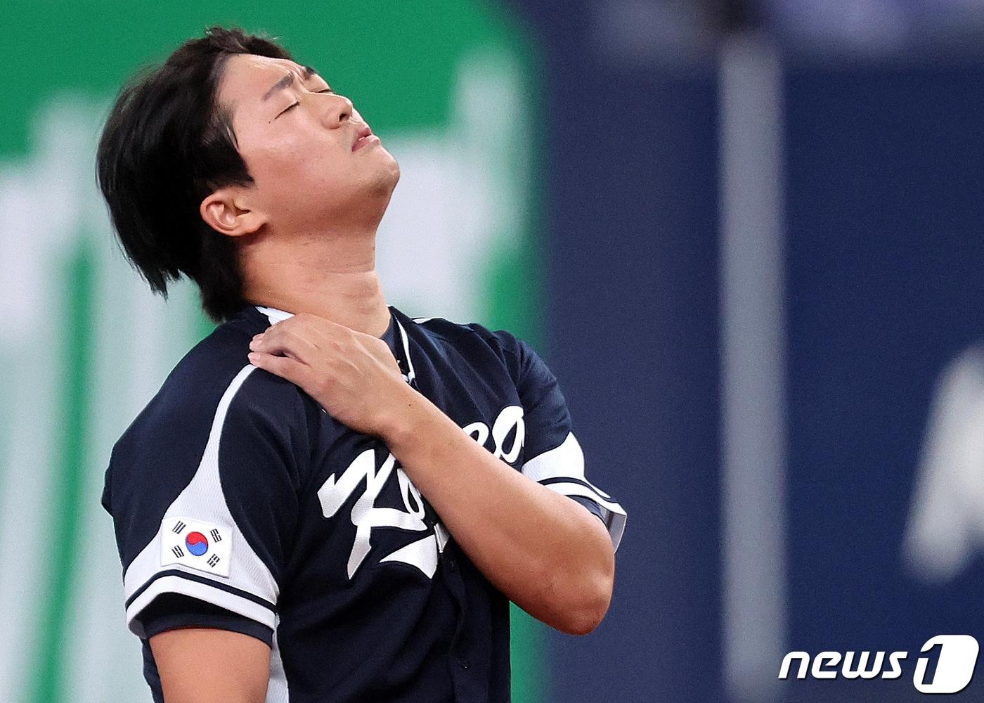 본문 이미지 - 6일 오후 일본 오사카 교세라 돔에서 열린 대한민국 WBC 대표팀과 일본 프로야구 오릭스 버팔로스와의 경기, 대표팀 고우석이 8회말 1사 3루에서 어깨 근육 통증을 호소하고 있다. 2023.3.6/뉴스1 ⓒ News1 김진환 기자