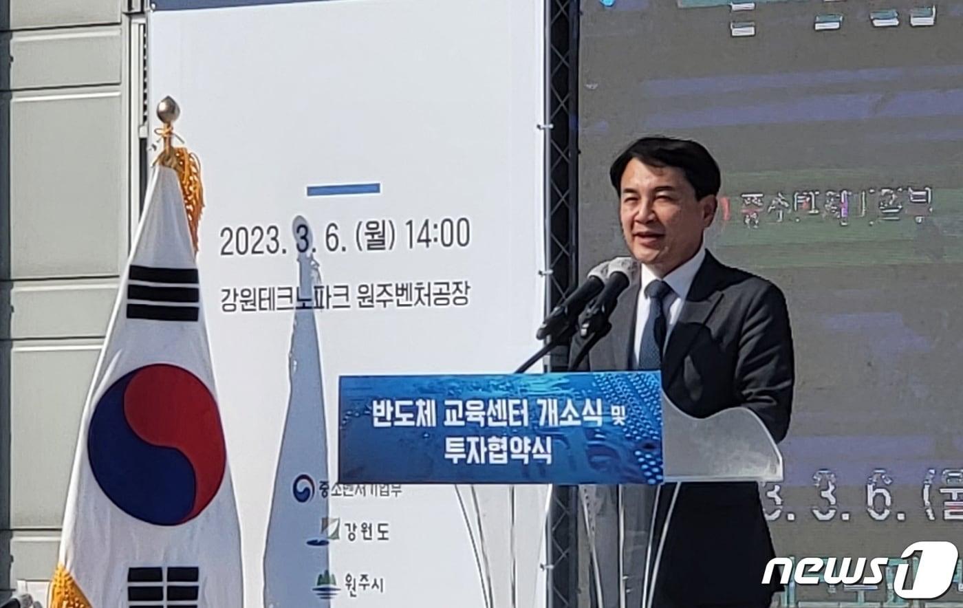 본문 이미지 - 김진태 강원도지사가 6일 강원테크노파크 원주벤처공장에서 열린 '반도체 교육센터 개소식'의 개회사를 발표하고 있다. 2023.3.6/뉴스1 신관호 기자