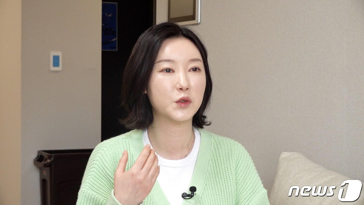 본문 이미지 - '용인 일가족 살인 사건 피해자 유족'이자 20만 유튜버 온도니쌤이 지난 3일 경기도 성남시 수정구에서 진행된 인터뷰에서 질문에 답을 하고 있다. ⓒ 뉴스1