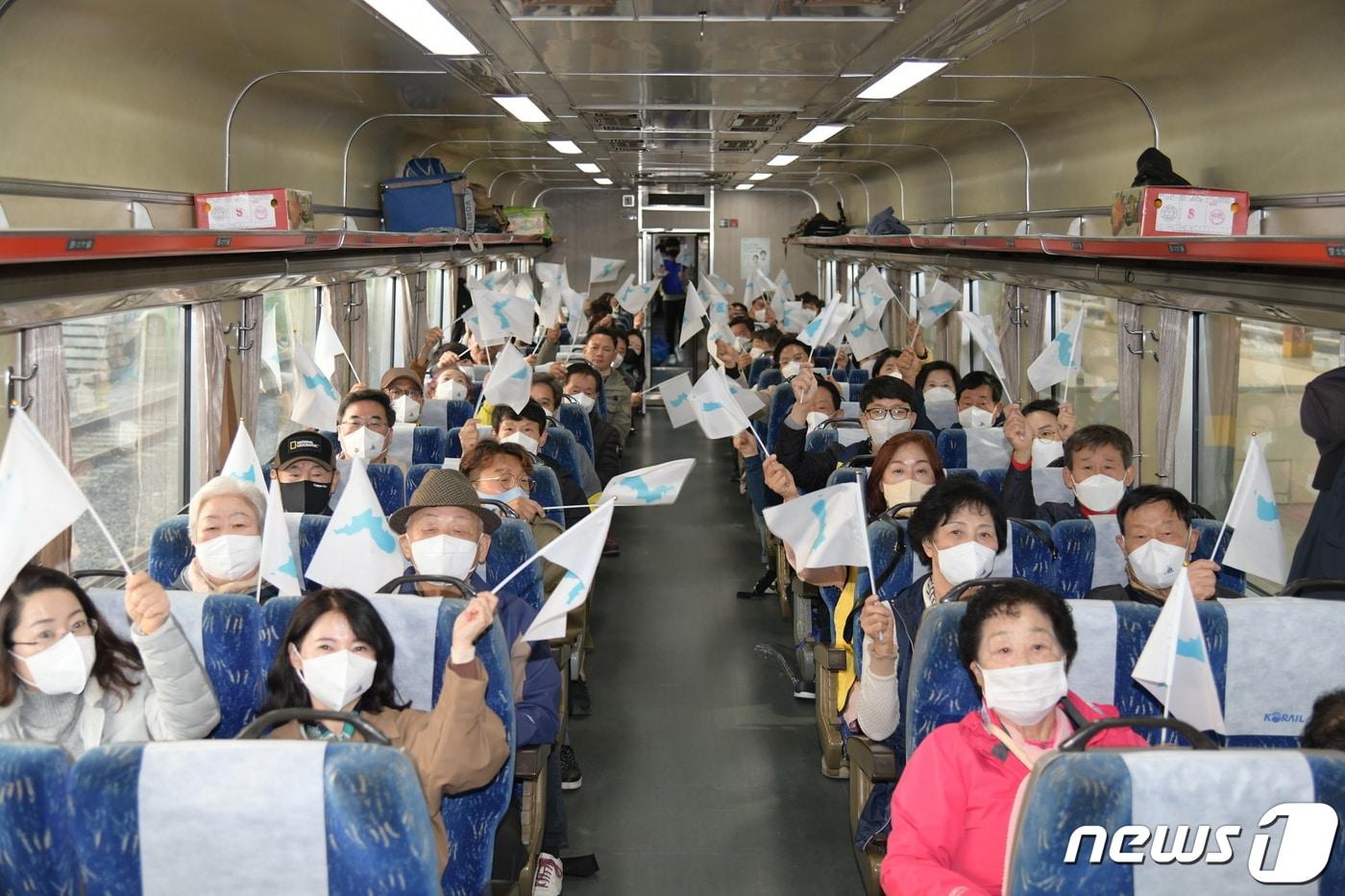 본문 이미지 - 통일열차가 지난해 광주 시민들을 싣고 도라산역으로 향하고 있다.(광주 남구청 제공) 2023.3.6/뉴스1