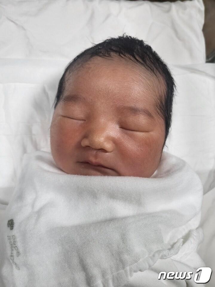본문 이미지 - 예산의 한 가정에서 여섯째로 태어난 최하준 군. (예산군 제공) /뉴스1