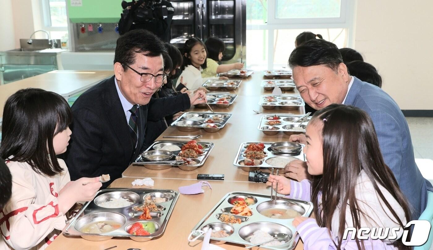 본문 이미지 - 김영환 충북지사와 윤건영 충북도교육감이 6일 청주 단재초등학교 급식 현장을 나란히 찾아 학생들과 점심을 먹고 있다.(충북교육청 제공)/ 뉴스1
