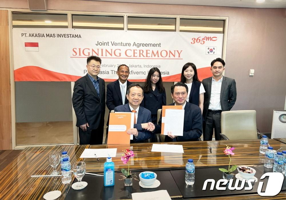 본문 이미지 - 인도네시아 자카르타에서 365mc 인도네시아 합작법인 설립을 위한 본계약 서명을 마친 (주)365mc 김남철 대표이사(왼쪽에서 세번째)와 마야파다 그룹 조나단 타히르 부회장(왼쪽에서 네번째)./