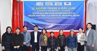 본문 이미지 -  한미글로벌·따뜻한동행 베트남 공간복지 지원사업 준공식에서 관계자들이 기념사진을 찍고 있다. /한미글로벌 제공