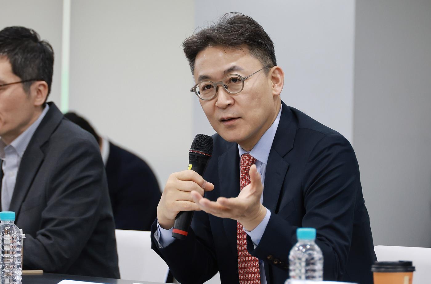 본문 이미지 - 권대영 금융위원회 상임위원이 7일 오전 서울 마포구 프론트원에서 개최된 핀테크 기업의 금융업 진입 촉진을 위한 간담회에서 핀테크 기업을 대상으로 디지털 혁신을 통한 금융업의 실질적 경쟁촉진과 혁신 방안에 대한 건의사항을 청취했다. (금융위 제공)