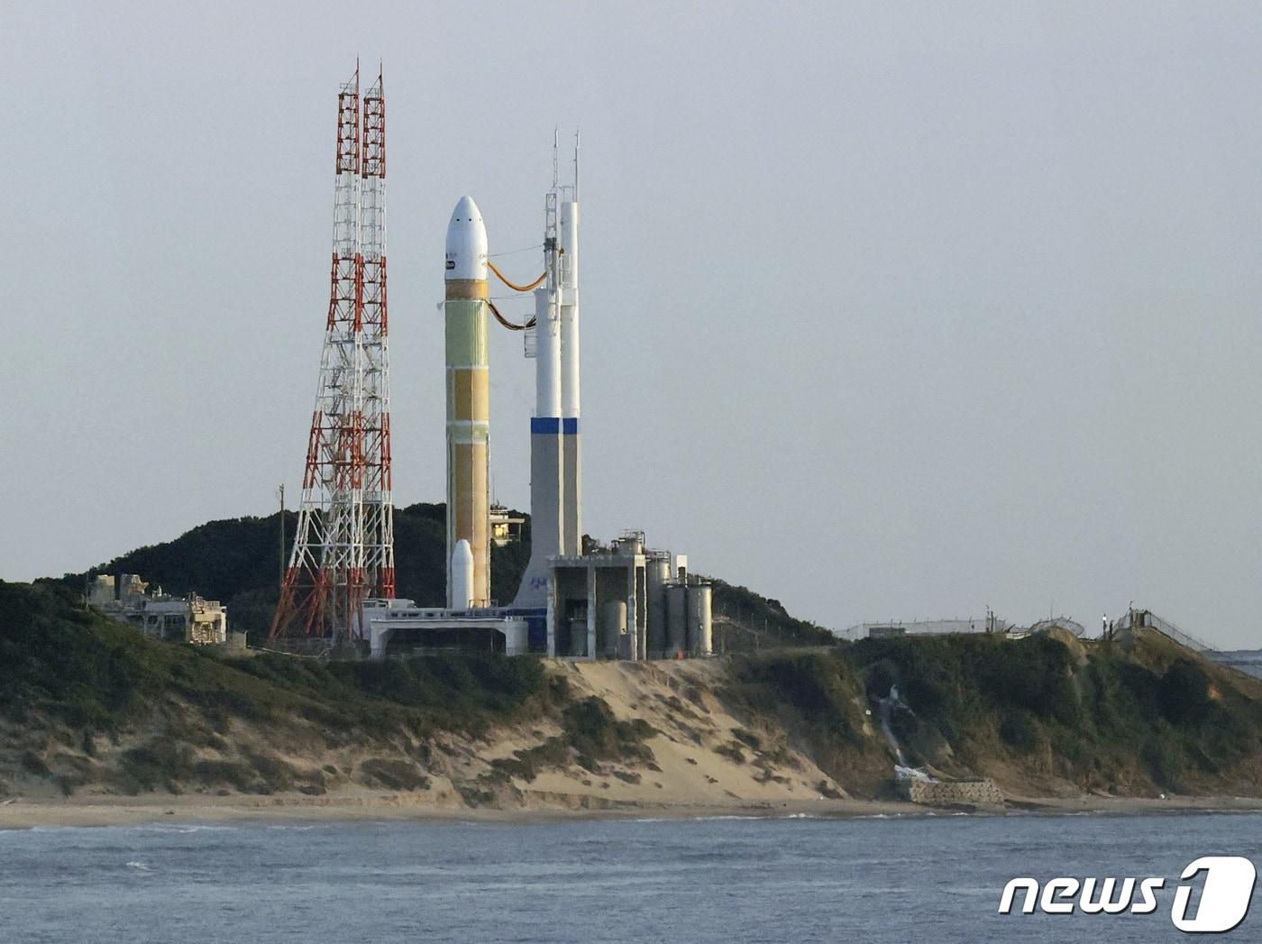 본문 이미지 - 일본 가고시마현(県) 다네가섬 우주센터에 일본의 새 주력 로켓 H3 1호기가 발사대에 올랐다. 2023.02.17 ⓒ 로이터=뉴스1 ⓒ News1 권진영 기자