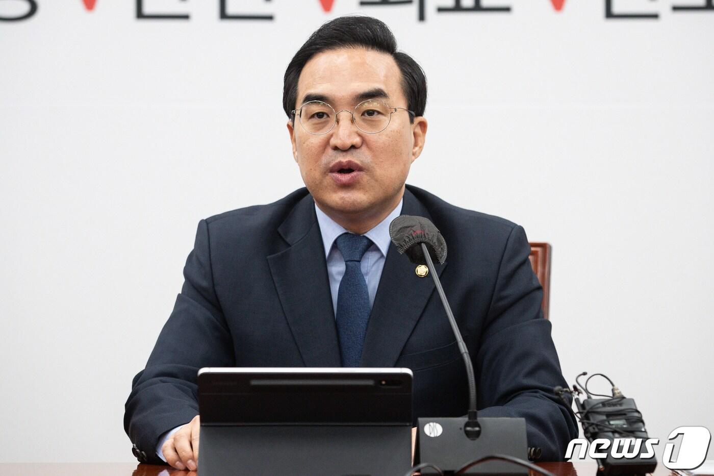 본문 이미지 - 박홍근 더불어민주당 원내대표가 7일 서울 여의도 국회에서 열린 원내대책회의에서 모두 발언을 하고 있다. 2023.3.7/뉴스1 ⓒ News1 유승관 기자