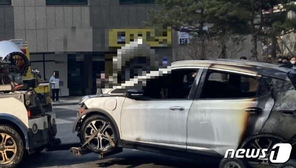 본문 이미지 - 7일 오전 8시쯤 강원 원주시 지정면의 한 아파트 단지 주차장에서 전기자동차 화재가 발생, 40여 분 만인 오전 8시 48분쯤 진화됐다. (독자 제공) 2023.3.7/뉴스1 신관호 기자