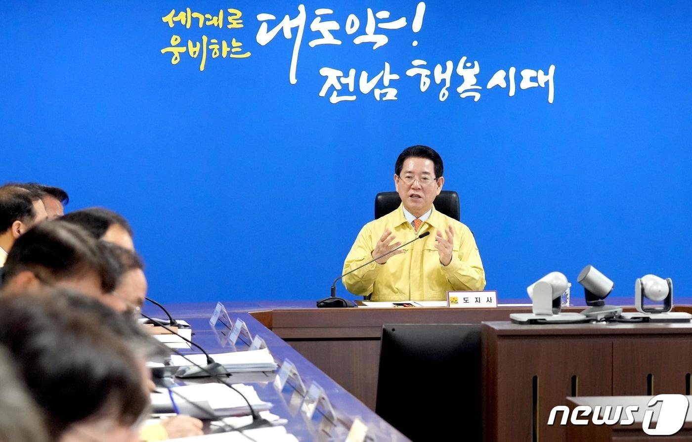 본문 이미지 - 김영록 전라남도지사가 7일 오전 도청 재난상황실에서 실·국장들이 참석한 가운데 ‘산불 비상대책 상황보고회’를 주재하고 산불 예방대책 추진 현황 보고 청취 및 대응 방안을 토의하고 있다.(전남도 제공) 2023.3.7/뉴스1