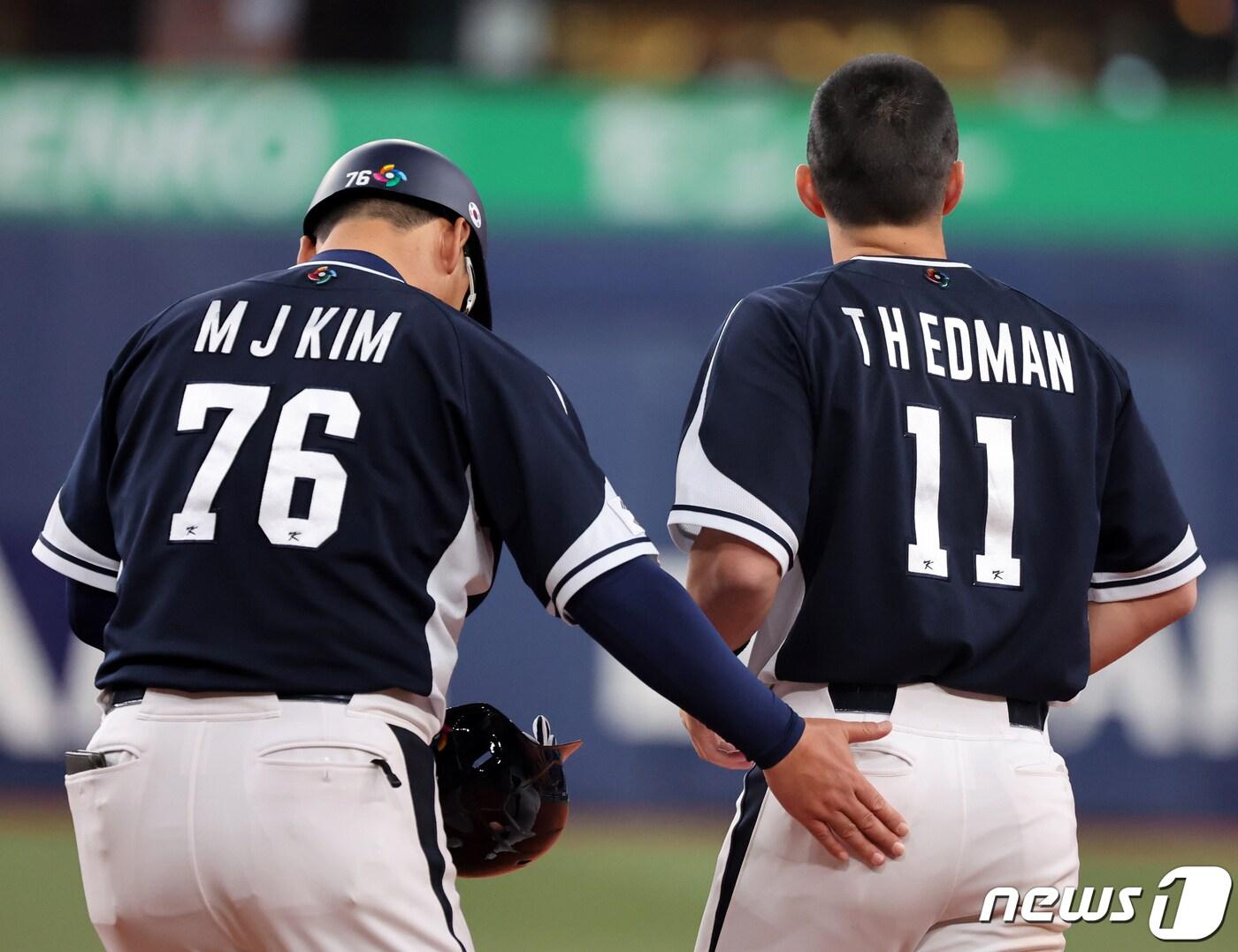 본문 이미지 - 7일 오후 일본 오사카 교세라 돔에서 열린 대한민국 WBC 대표팀과 일본 프로야구 한신 타이거스와의 경기, 대표팀 김민재 코치가 3회초 2사 1루에서 내야 땅볼을 친 토미 현수 에드먼을 다독이고 있다. 2023.3.7/뉴스1 ⓒ News1 김진환 기자