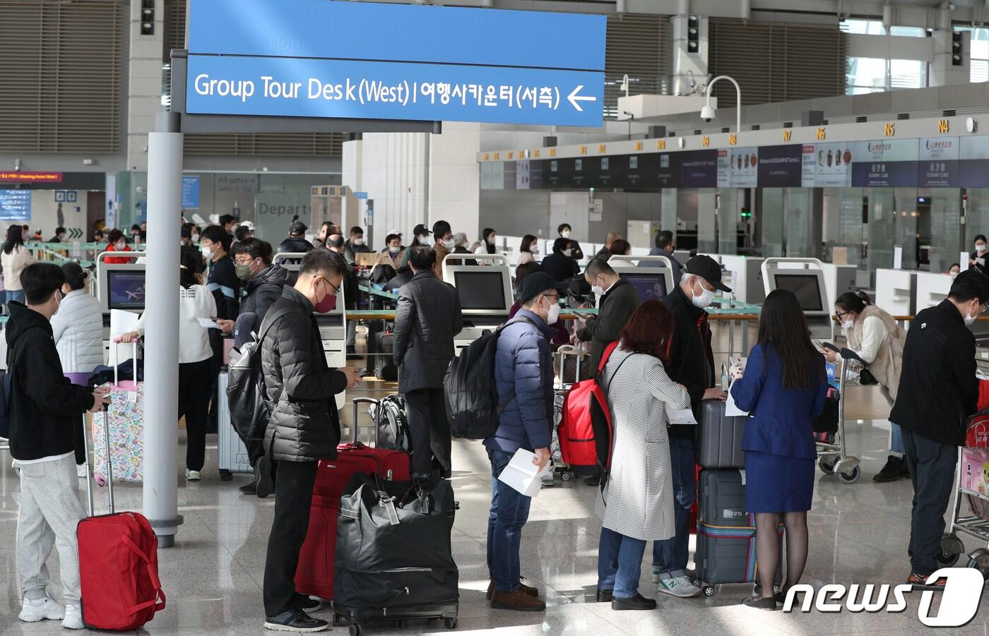 본문 이미지 - 인천국제공항 1터미널 출국장에서 수속을 기다리는 시민들의 모습. 2023.3.7/뉴스1 ⓒ News1 신웅수 기자