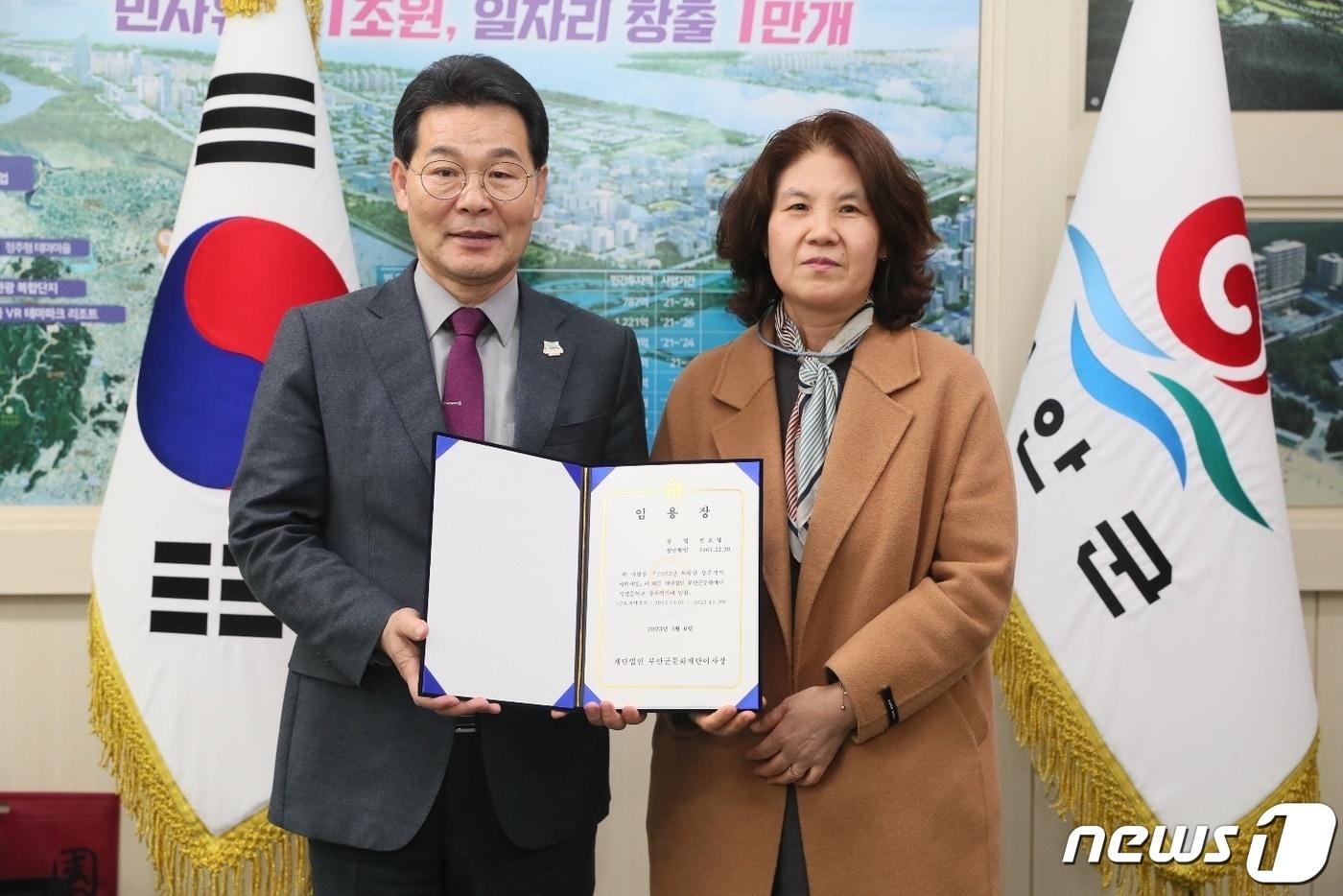 본문 이미지 - 전북 부안군 석정문학관이 문화체육관광부가 후원하고 (사)한국문학관협회가 주관하는 ‘2023년 문학관 상주작가 지원사업’에 최종 수행기관으로 선정됐다. 권익현 군수가 상주작가에 선정된 전오영 작가에게 임명장을 주고 있다..(부안군 제공)2023.3.7/뉴스1 