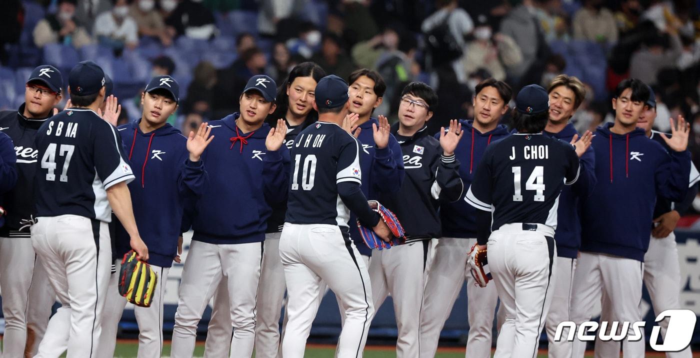본문 이미지 - 7일 오후 일본 오사카 교세라 돔에서 열린 대한민국 WBC 대표팀과 일본 프로야구 한신 타이거스와의 경기, 7대4 승리를 거둔 대표팀 선수들이 기쁨을 나누고 있다. 2023.3.7/뉴스1 ⓒ News1 김진환 기자