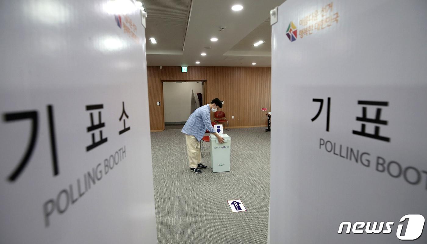 본문 이미지 - 제3회 전국동시조합장선거를 하루 앞둔 7일 오후 서울 송파농협 본점 대회의실에 마련된 문정2동 투표소에서 관계자가 투표소 설비를 점검하고 있다. 2023.3.7/뉴스1 ⓒ News1 구윤성 기자