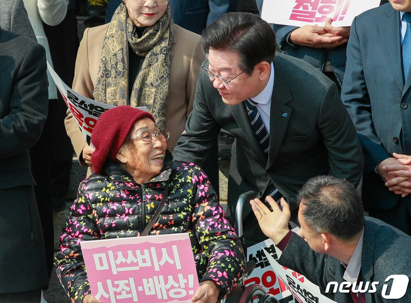 본문 이미지 - 이재명 대통령이 더불어민주당 대표 시절 서울 여의도 국회 본청 앞 계단에서 열린 ‘굴욕적인 강제동원 정부해법 강행 규탄! 일본의 사죄배상 촉구! 긴급 시국선언’에 참석해 강제동원 피해 생존자 양금덕 할머니와 인사하고 있다. 2023.3.7/뉴스1 ⓒ News1 안은나 기자