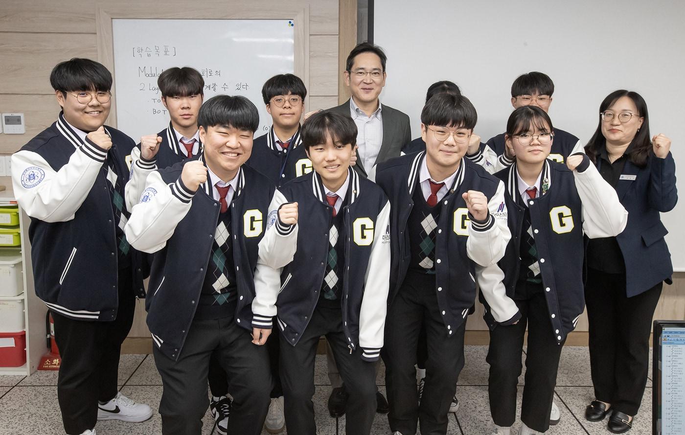 이재용 삼성전자 회장이 7(화)일 경북 구미시에 위치한 구미전자공업고등학교를 방문해 수업을 참관하고 학생들과 기념사진을 촬영한 모습