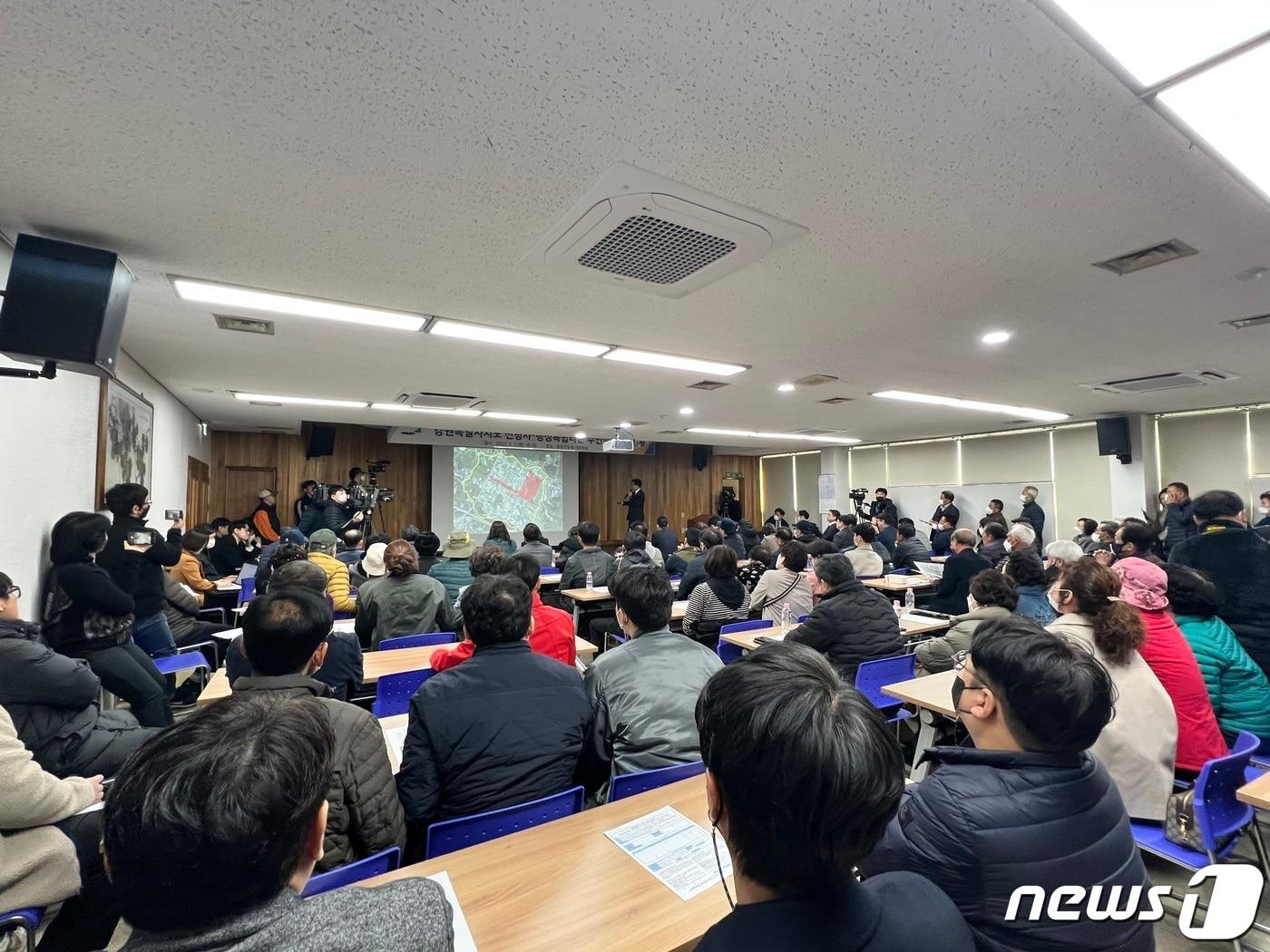 본문 이미지 - 7일 강원도 춘천시 동내면 고은리 주민을 대상으로 한 신청사·행정복합타운 조성 설명회가 동춘천 농협 본점 3층 대회의실에서 열렸다.2023.3.7 한귀섭 기자