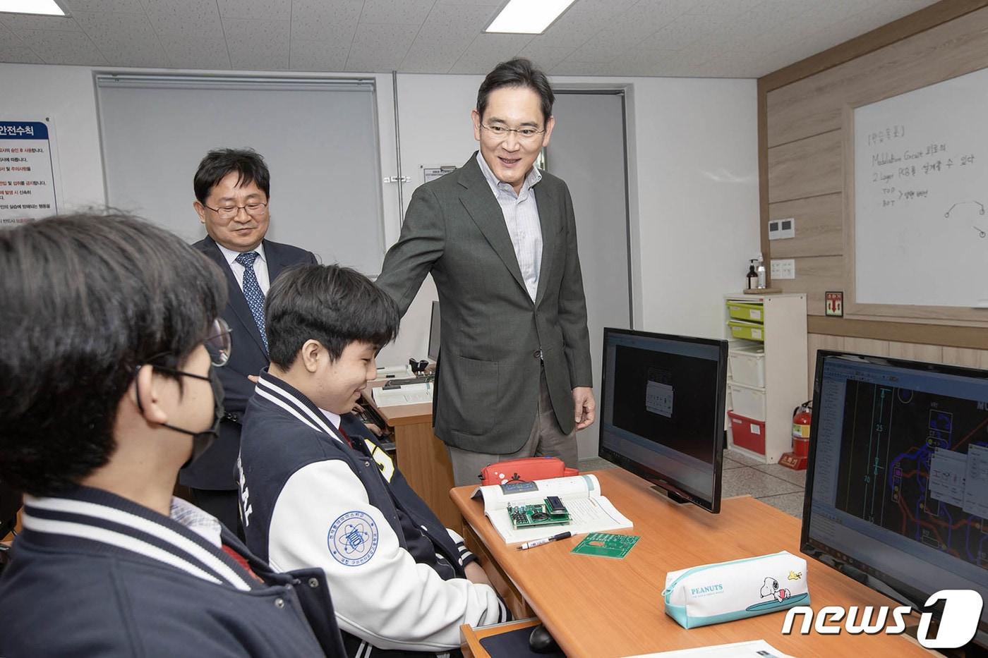 본문 이미지 - 이재용 삼성전자 회장이 경북 구미시 구미전자공업고등학교를 방문해 수업을 참관하고 있다. (삼성전자 제공)2023.3.7/뉴스1