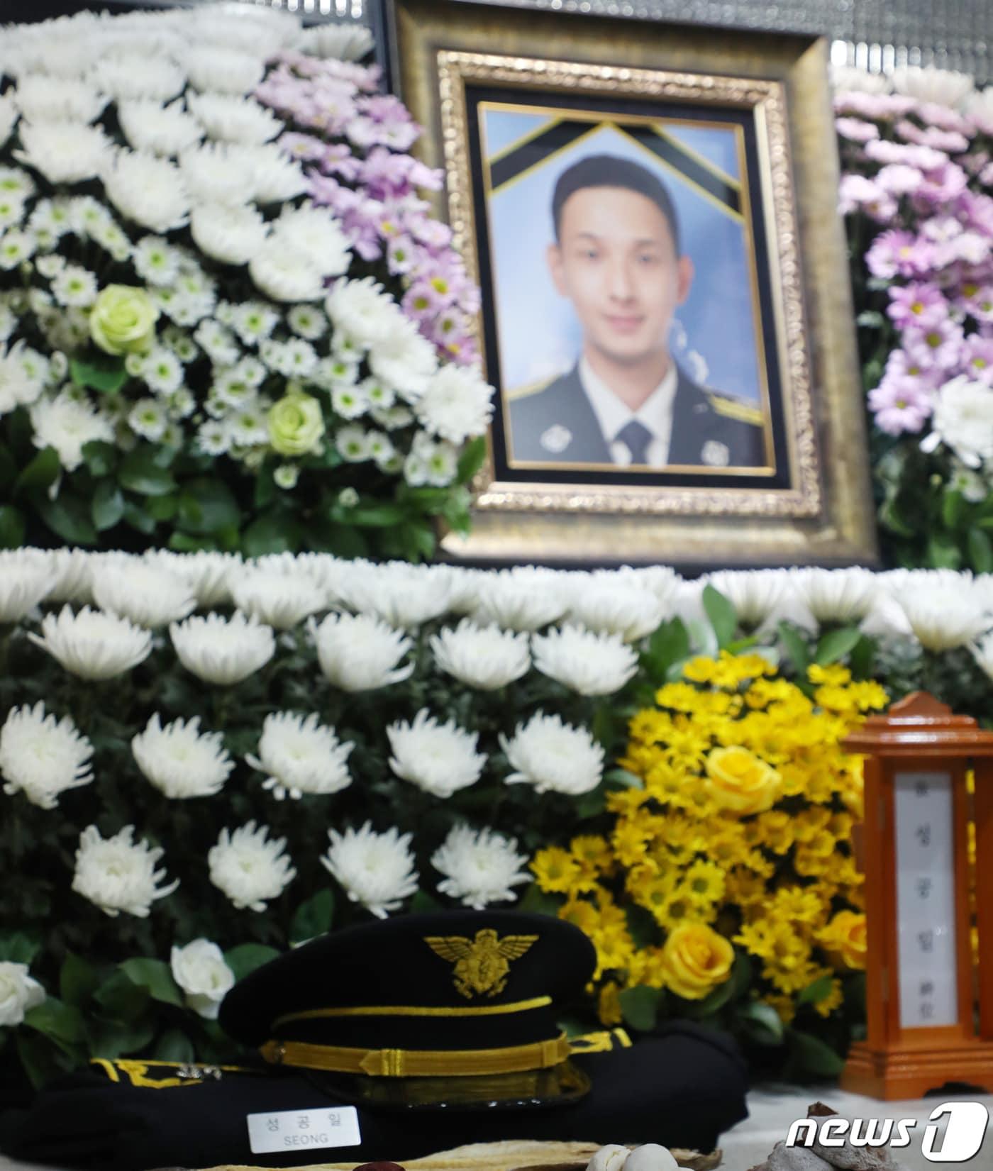 본문 이미지 - 7일 전북 전주시 덕진구 한 장례식장에 마련된 화재 현장 인명 구조 작업 중 숨진 고(故) 성공일 소방사의 빈소에 영정사진과 정복이 놓여 있다. 2023.3.7/뉴스1 ⓒ News1 유경석 기자